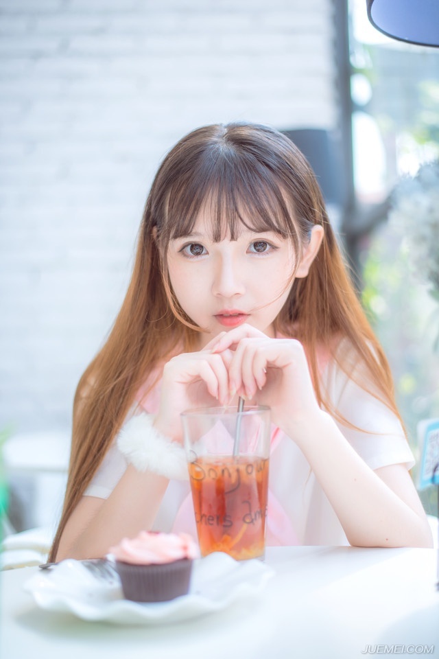 “幼常，蜀中对主公来说，太重要了，一旦输了蜀中，这天下……呵呵……”说到最后，诸葛亮悠悠的叹了口气，这种话，也只能跟马谡说说，其他人，诸葛亮不敢说，也不能说，太打击士气了。